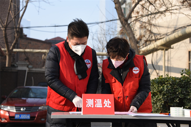 2020年2月，在公司認領(lǐng)的無物業(yè)管理執(zhí)勤點位上，黨員在執(zhí)勤點位上工作.jpg