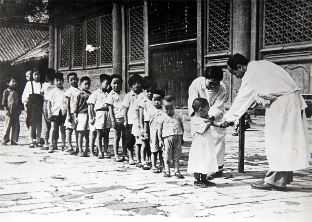 上世紀(jì)50年代初，位于天壇的中央防疫處（國藥集團(tuán)中國生物北京生物制品研究所前身）為兒童接種疫苗.jpg