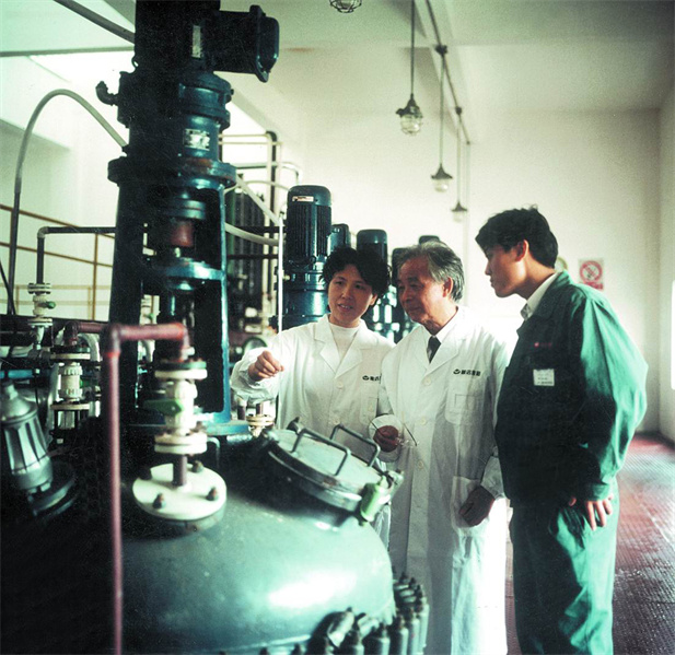 上世紀90年代，周后元在藥廠生產(chǎn)車間指導工作。1994年周后元當選首批中國工程院院士。.jpg