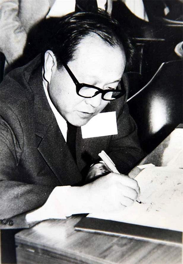 1979年，世界衛(wèi)生組織考察確證我國(guó)已于60年代初消滅天花。12月，北京生研所所長(zhǎng)章以浩作為全球消滅天花證實(shí)委員會(huì)成員，在全球消滅天花證書上簽字。次年5月，世界衛(wèi)生組織第33屆世界衛(wèi)生大會(huì)宣布全球已消滅天花.jpg