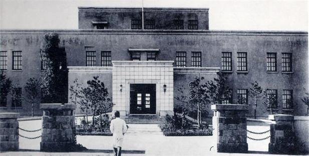 1946年，東北民主聯(lián)軍接管長春衛(wèi)生技術(shù)廠，后改稱東北衛(wèi)生技術(shù)廠（長春生物制品研究所前身）.jpg