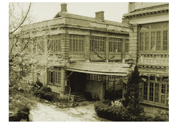 1949年新中國(guó)成立前后，中央防疫實(shí)驗(yàn)處先后更名為中央防疫處、天壇防疫處。12月，移交中華人民共和國(guó)衛(wèi)生部直接領(lǐng)導(dǎo)。同年，華東人民制藥公司上海生物制品廠（上海生物制品研究所前身）成立，圖為上海生物制品廠.jpg