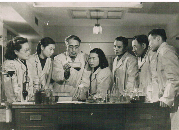 1950年代，著名微生物藥物學(xué)家，后任上海醫(yī)藥工業(yè)研究院抗生素室主任、副院長(zhǎng)、名譽(yù)院長(zhǎng)的童村，與科研人員在一起開(kāi)展課題研究。.jpg