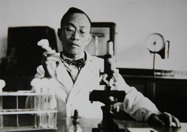 1955年，湯飛凡主持的沙眼研究小組分離出世界上第一株“沙眼衣原體”，命名為TE8，后在國際醫(yī)學(xué)界引起巨大反響，為我國贏得了榮譽，為我國微生物學(xué)界爭得了光榮.jpg