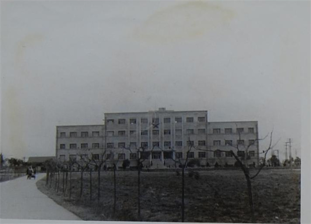 1958年，成都生物制品研究所成立。通過幾年的機(jī)構(gòu)調(diào)整、改造和建設(shè)，我國建成了北京、長春、成都、蘭州、上海、武漢六大生物制品研究所。它們既是生產(chǎn)又是研究機(jī)構(gòu)，逐步成為本地區(qū)應(yīng)用微生物學(xué)、免疫學(xué)研究開發(fā)基地及免疫接種科學(xué)技術(shù)的指導(dǎo)中心.jpg