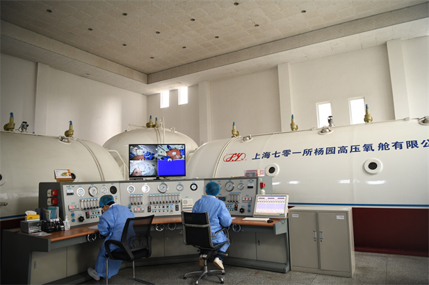 2020年2月，國(guó)藥東風(fēng)總醫(yī)院使用高壓氧艙技術(shù)治療新冠肺炎。.jpg