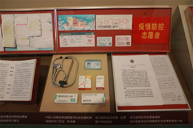 在慶祝中國共產(chǎn)黨成立100 周年之際，中國共產(chǎn)黨歷史展覽館正式開館。國藥集團新冠疫苗實物、國藥疫苗海外合作工作成果及醫(yī)療物資援外畫面入選“抗擊疫情”展區(qū)，20 萬國藥人的工作成果在百年黨史展覽上留下堅實印記。.jpg