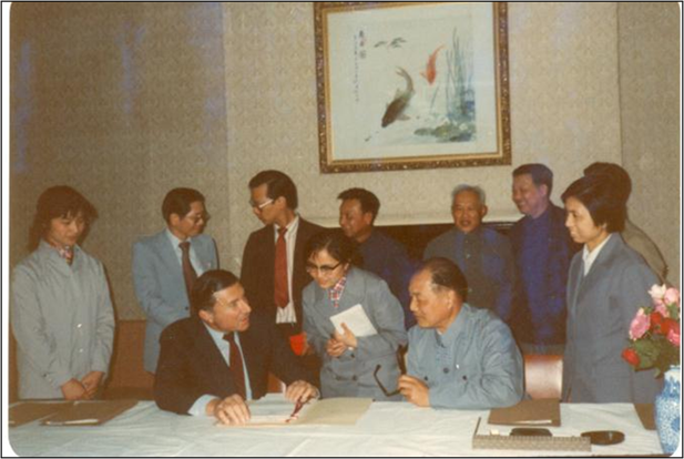 1982年5月，上海施貴寶合資簽約儀式，是中國改革開放以后成立的第一家中美合資制藥企業(yè)。.png