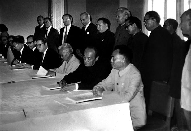 1982年11月，中瑞合資企業(yè)華瑞制藥在京簽約.jpg