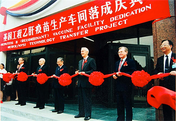1989年，中國生物制品總公司成立。同年，北京生物制品研究所率先從美國默克公司引進重組酵母乙肝疫苗工業(yè)化生產技術.jpg