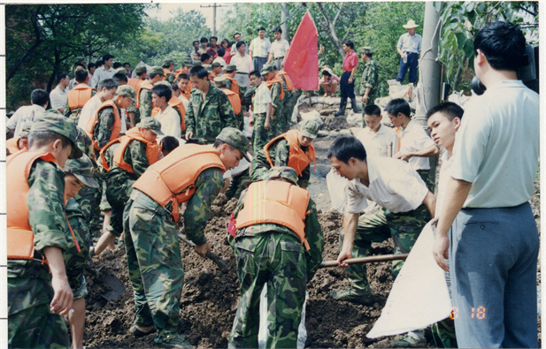 1998年8月15日，太極集團(tuán)派出41名員工組成抗洪搶險(xiǎn)隊(duì)，赴湖北荊州抗洪搶險(xiǎn)。.jpg