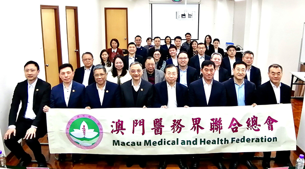 2024年2月25日，國藥集團(tuán)黨委書記、董事長劉敬楨一行訪問澳門醫(yī)務(wù)界聯(lián)合總會(huì)（簡稱“醫(yī)總”），雙方圍繞發(fā)揮各自優(yōu)勢，推動(dòng)雙方潛在合作，共同助力澳門經(jīng)濟(jì)適度多元發(fā)展等方面進(jìn)行了廣泛交流探討。國藥集團(tuán)副總經(jīng)理（主持經(jīng)營工作）胡建偉、副總經(jīng)理董增賀、晉斌等參加.jpg