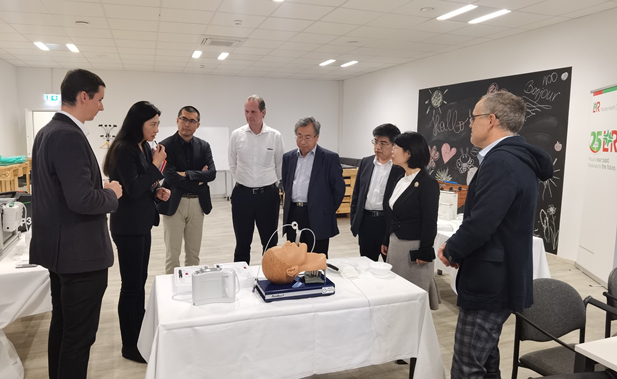 2023年11月10日，國藥集團董事長劉敬楨應(yīng)邀率團訪問歐洲領(lǐng)先的高端醫(yī)用耗材提供商洛曼勞仕醫(yī)療集團，與洛曼勞仕集團總裁、首席執(zhí)行官沃爾夫?qū)ぞ鬯估蘸褪紫\營官托馬斯·美尼茨會談交流.jpg