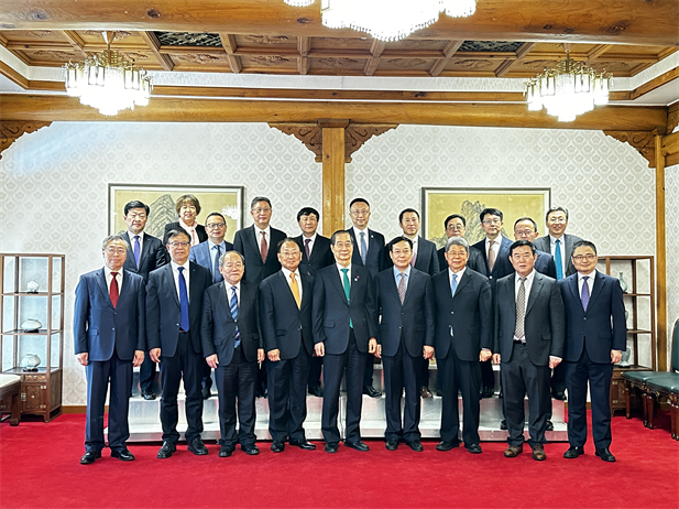 2023年12月20日，國藥集團黨委書記、董事長劉敬楨參加韓國總理韓德洙會見中方代表團活動并作為代表發(fā)言，就中韓兩國在生命健康領(lǐng)域未來發(fā)展合作提出積極建議。韓德洙對國藥集團在韓中經(jīng)濟社會及生命健康領(lǐng)域的合作發(fā)展表示贊許。.jpg