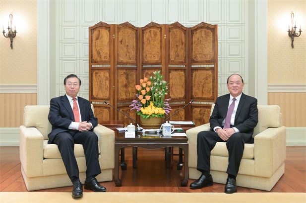 2024年2月26日，澳門特區(qū)行政長(zhǎng)官賀一誠(chéng)會(huì)見國(guó)藥集團(tuán)黨委書記、董事長(zhǎng)劉敬楨一行，雙方就推動(dòng)大健康產(chǎn)業(yè)發(fā)展、橫琴粵澳深度合作區(qū)建設(shè)等議題交換意見-1.jpg