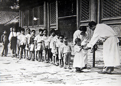 1950年初，位于天壇的中央防疫處（國藥集團(tuán)中國生物北京生物制品研究所前身）為兒童接種疫苗
