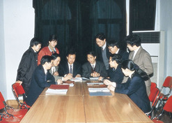 1990年，侯惠民帶領(lǐng)研發(fā)科研人員和企業(yè)科研人員一起交流。1996年侯惠民當(dāng)選中國(guó)工程院院士