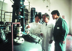 1990年，周后元在藥廠生產(chǎn)車間指導(dǎo)工作。1994年周后元當(dāng)選首批中國(guó)工程院院士