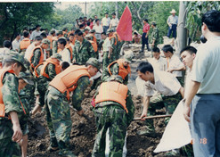 1998年8月15日，太極集團(tuán)派出41名員工組成抗洪搶險(xiǎn)隊(duì)，赴湖北荊州抗洪搶險(xiǎn)。