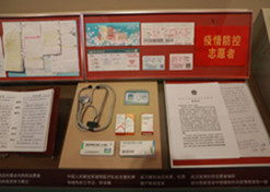 國藥集團新冠疫苗實物、國藥疫苗海外合作工作成果及醫(yī)療物資援外畫面入選中國共產(chǎn)黨歷史展覽館“抗擊疫情”展區(qū)。