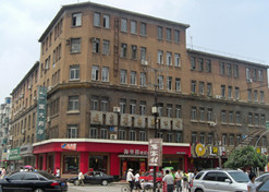 1949年，東北醫(yī)藥總公司辦公樓（位于沈陽市太原街13 號(hào)，其中第一至第三層為30年代原建筑，第四層以上為80  年代所接蓋