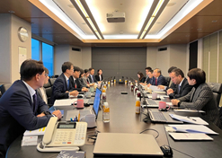 2023年12月19日至21日，劉敬楨一行與韓美藥品社長林珠賢、CEO樸宰賢等進行座談交流