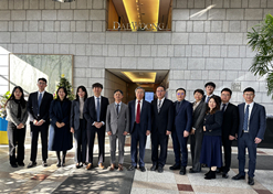 2023年12月19日至21日，劉敬楨一行在與大熊制藥總經(jīng)理樸聖秀、全球事業(yè)部部長金度榮、中國事業(yè)組組長文智英等會談
