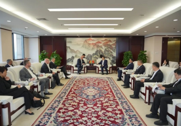 白忠泉董事長(zhǎng)與費(fèi)森尤斯卡比集團(tuán)首席執(zhí)行官皮耶路易吉·安東內(nèi)利會(huì)談